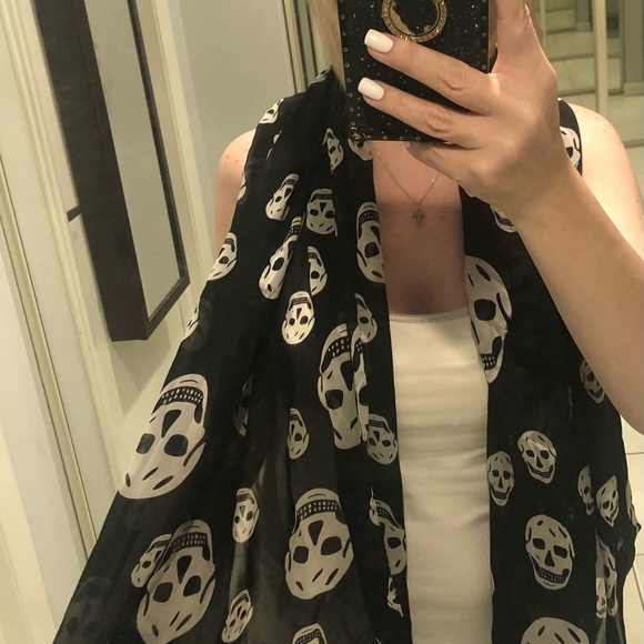 Skull Scarf Alexander McQueen"VIBE"plus Haven't found the purse to put this on! - Picture 7 of 13